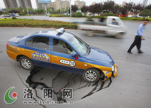 “住行安全”引關(guān)注：各地城市道路接連塌陷(組圖)