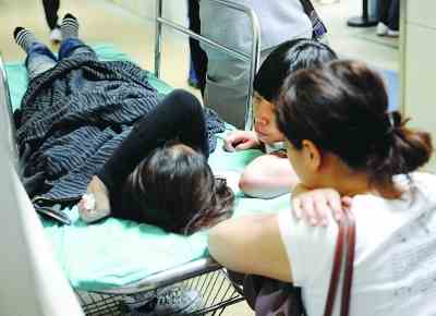 南京輕生女跳進(jìn)地鐵鐵軌 四節(jié)車(chē)廂駛過(guò)僅受輕傷