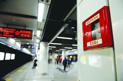 女孩跳地鐵站臺欲輕生 4節(jié)車廂滑過后生還
