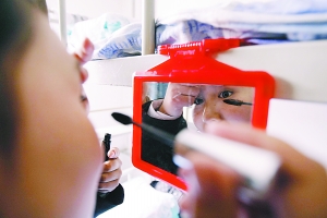 乘務(wù)員要求不比空姐差 “高姐”應(yīng)聘成熱門(圖)