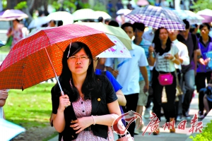 女生公務員考試超時答題 下跪哭求監考收卷