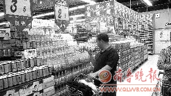 塑化劑風(fēng)波引發(fā)飲料危機(jī) 不少人棄喝飲料改喝水
