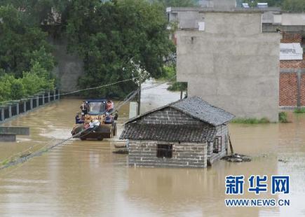 江西修水山洪暴發 救援人員緊急轉移被困群眾