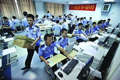 記者探訪高考閱卷“總部”:實拍試卷掃描現場