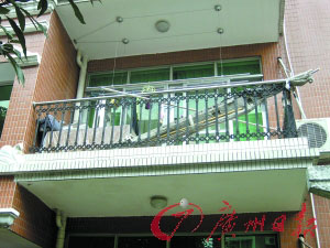 跳樓覓食女孩生母泣不成聲赴廣州 生父棄監護權