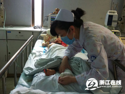 墜樓女孩妞妞醒了 會叫“爸爸媽媽”(圖)