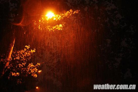 北京昨發(fā)今夏首個(gè)暴雨藍(lán)色預(yù)警 明日或中雨高溫驟降