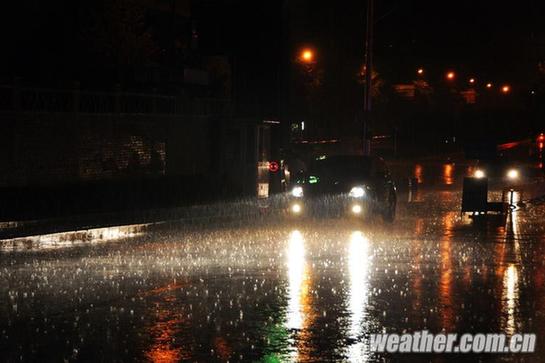 北京昨發(fā)今夏首個(gè)暴雨藍(lán)色預(yù)警 明日或中雨高溫驟降