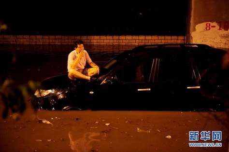 北京夜降暴雨 積水中勇現“淡定哥”(組圖)