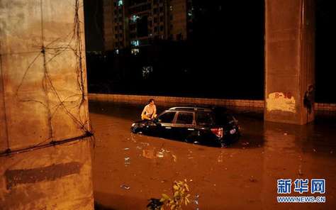 北京夜降暴雨 積水中勇現(xiàn)“淡定哥”(組圖)