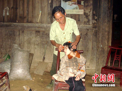 男子收養腦癱棄嬰20年 生活窘迫從未言棄（圖）