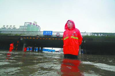 暴雨中的“人肉路標(biāo)”讓人感動(dòng)更讓人揪心
