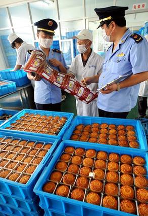 揭月餅“長(zhǎng)壽”之謎 廠家“手抖法”亂添防腐劑