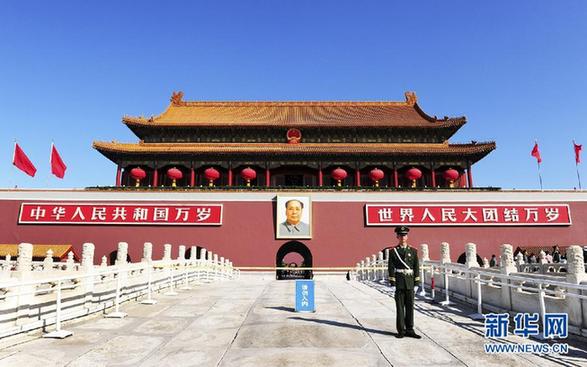 北京天安門城樓大紅燈籠高掛迎國慶