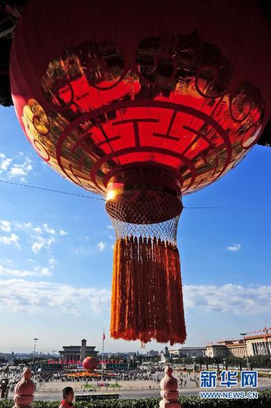 北京天安門城樓大紅燈籠高掛迎國慶