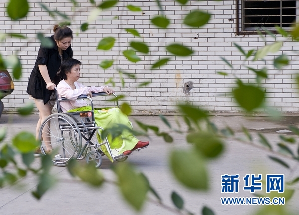 女大學(xué)生帶病母上學(xué):媽媽活多久 我就讓她幸福多久