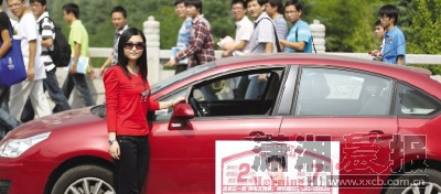 恨嫁美女鬧市高調征婚:有車有房待我如女王(圖)