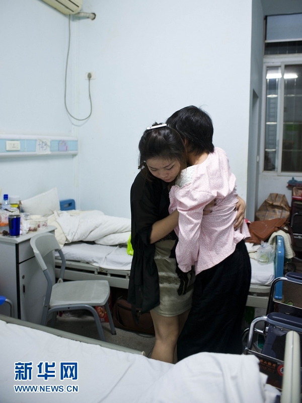 女大學生帶病母上學:媽媽活多久我就讓她幸福多久