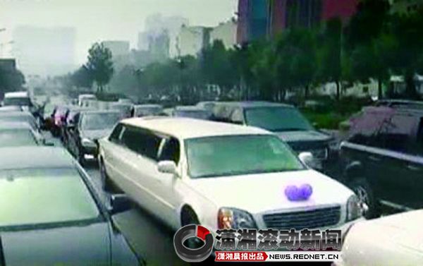 奢華婚車隊:90輛奧迪、10臺奔馳、6臺加長林肯