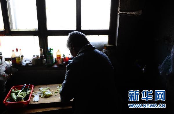 青海夫婦32年撫養腦癱棄兒托起生命之光