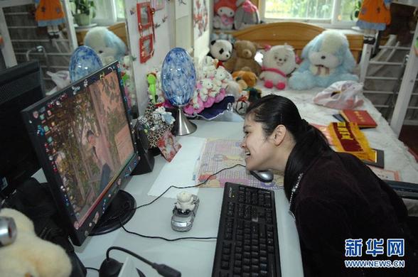 腦癱女孩用鼻尖書寫人生的