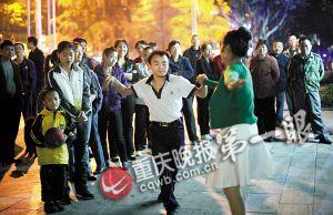 撿垃圾的“拉丁舞王子”:陪市民跳舞來(lái)感恩(圖)