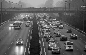 北京機(jī)場(chǎng)高速降費(fèi)后日增6萬(wàn)車次變“龜速路”