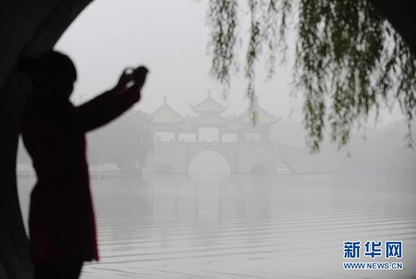 我國(guó)中東部地區(qū)持續(xù)大霧天氣