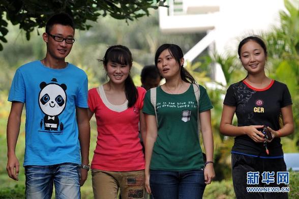 三名女大學(xué)生救助被撞農(nóng)民工感動網(wǎng)友