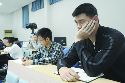 姚明交大上課坐定制課椅 在校第一天共上六節