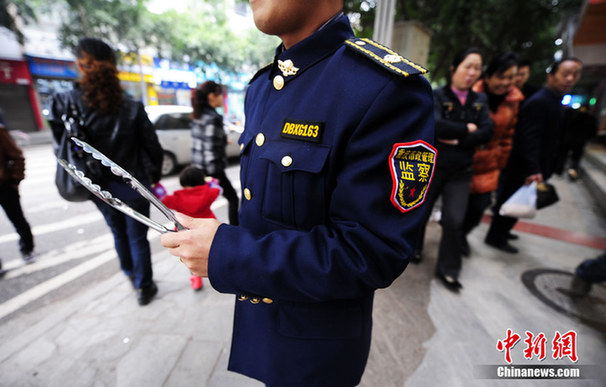 重慶城管佩帶蛋糕夾上街拾垃圾