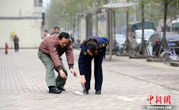 重慶城管佩帶蛋糕夾上街拾垃圾