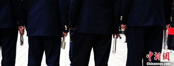 重慶城管佩帶蛋糕夾上街拾垃圾