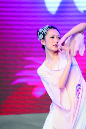 校花?笑話?!校花評選進高校北大女生舉牌抵制