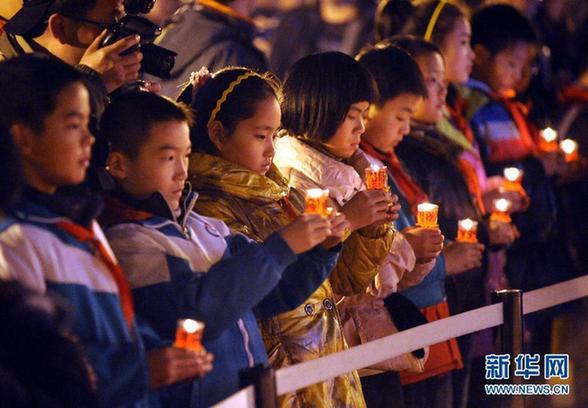 燭光祭奠南京大屠殺30萬(wàn)遇難同胞