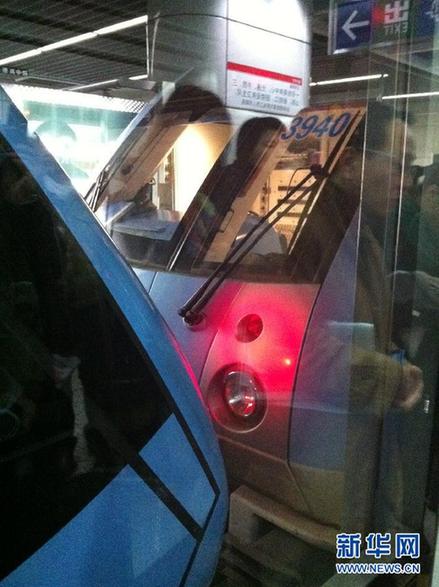 南京地鐵一號線發生故障 后車“推”走故障車