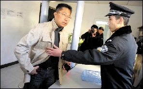 李陽離婚案財產成焦點 妻子申請查李陽“家底”