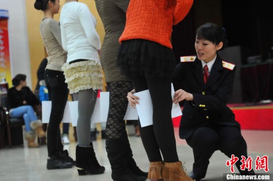 頭頂書本練身姿 實拍春運客運員禮儀培訓