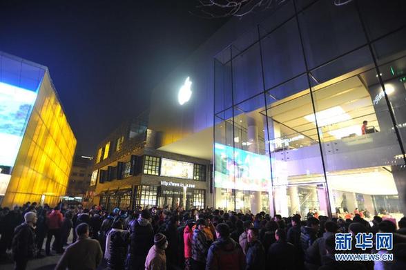 蘋果iPhone4S上市 “果粉”通宵排隊