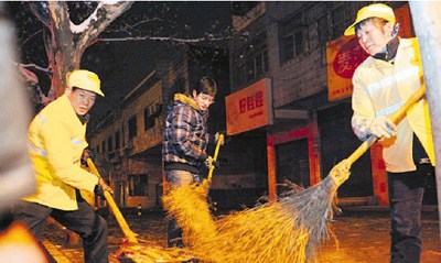 研究生幫環衛工父母掃大街:盡孝道不覺得丟臉