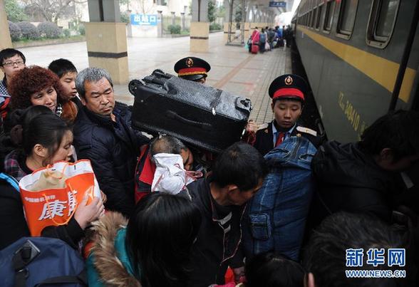 2012鐵路春運今日結(jié)束 共發(fā)送旅客超2.35億人次