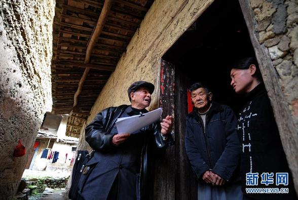 一位八旬老人為近萬名貧困生募集助學(xué)款