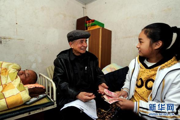 一位八旬老人為近萬名貧困生募集助學(xué)款