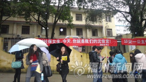 三七“校園女生節(jié)” 看高校男生怎樣獻殷勤(圖)