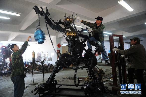 “鐵哥們”建成國內(nèi)首個環(huán)保鋼雕機器人主題公園