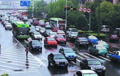 武漢規定闖黃燈等同闖紅燈違法 罰款百元扣3分