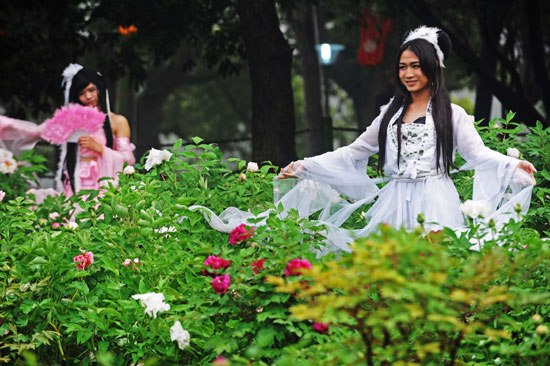 武漢一牡丹園驚現(xiàn)“偽娘團(tuán)”