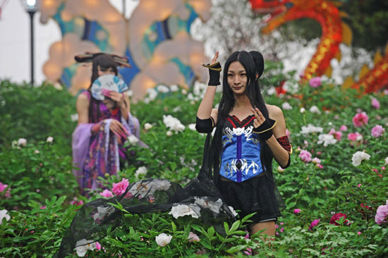 武漢一牡丹園驚現“偽娘團”