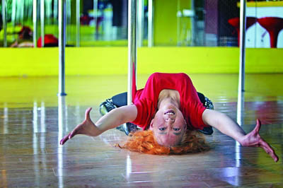 六旬老太學(xué)起鋼管舞 腰釘鋼釘面臨癱瘓依然樂觀