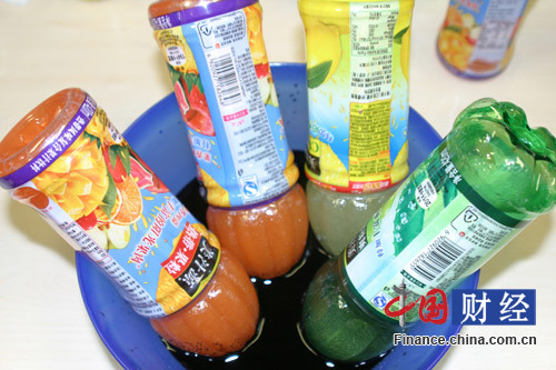 美汁源飲料瓶蓋存衛(wèi)生隱患 消費者驚呼不會再買